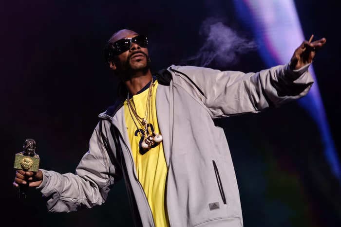 It's not Elon Musk, Jason Derulo or Matt Bellamy — Snoop Dogg claims he's the NFT influencer CozomoMedici