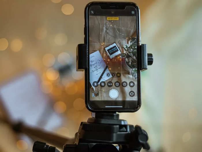 Easy-to-carry lightweight tripods for smartphones