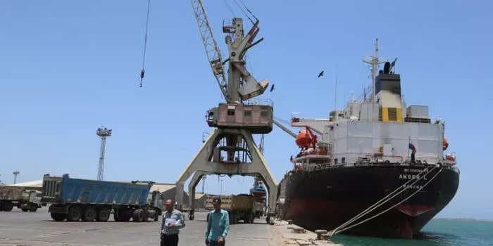 A massive, defunct oil tanker off of Yemen's coastline could sink or explode any day, costing the shipping industry billions and leaving millions of Yemenis in harm's way