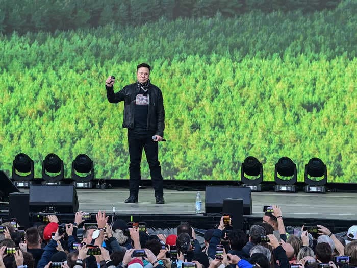 Elon Musk's Tesla is up $1 billion on its $1.5 billion bitcoin investment as the cryptocurrency soars