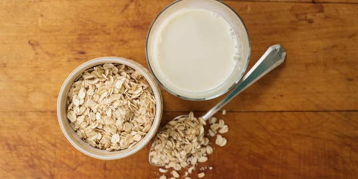 How to make homemade oat milk in a blender