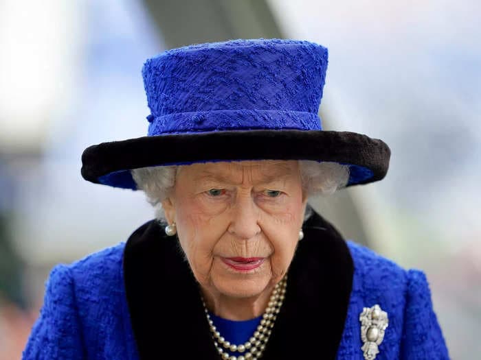 The Queen pulled out of a Remembrance Sunday event 2 hours before it was set to start, citing a sprained back