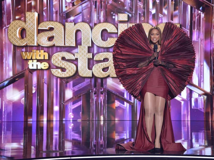'Dancing With the Stars' pro thinks Tyra Banks is 'doing a great job' hosting despite viewer criticism