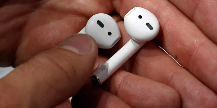 AirPods' microphone not working? 6 ways to fix it