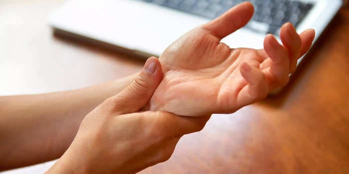 8 reasons why your hands might be tingling and how to treat it