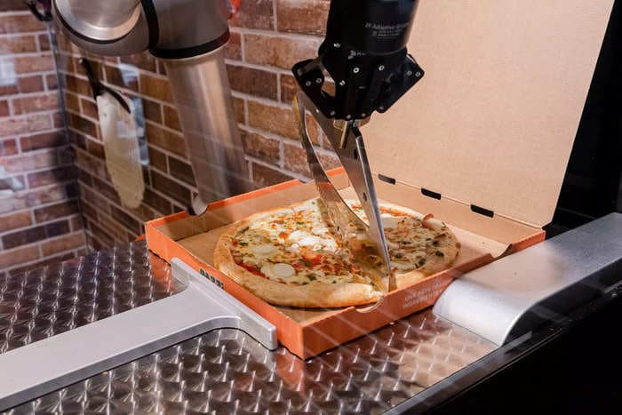 I had a fast-food pizza at Pazzi, a fully robotic pizzeria. This is what it was like.
