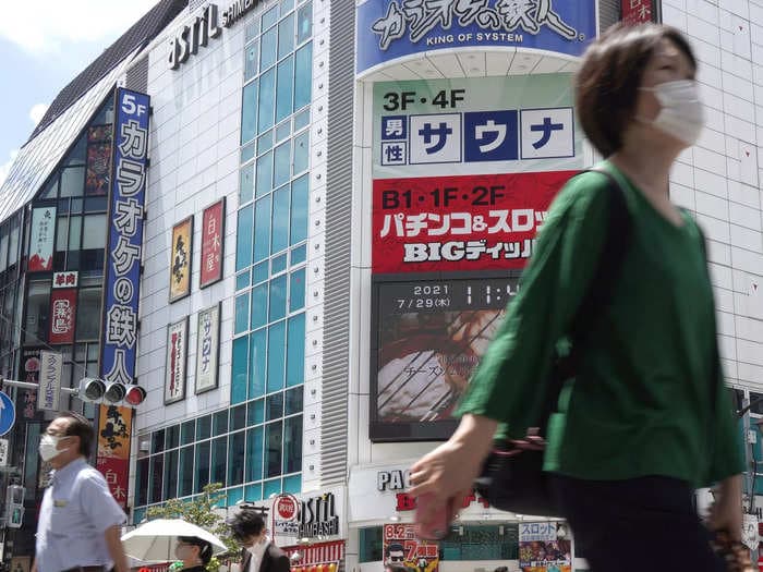 Japanese scientists are developing face masks that glow under UV light if the wearer has COVID-19