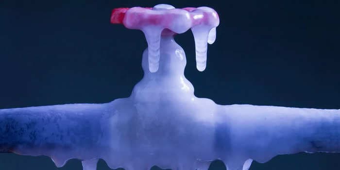 How to thaw frozen pipes gently to prevent them from bursting