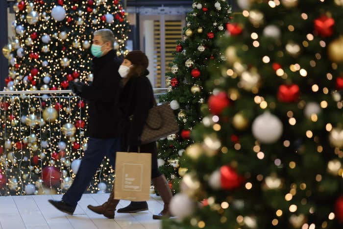 We asked a retail worker the most annoying things holiday shoppers do — here are 9 habits to avoid