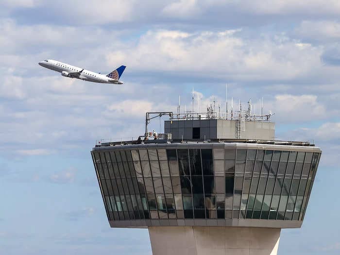 Verizon and AT&T agree to delay launch of 5G service near airports after airlines warned of massive flight disruptions