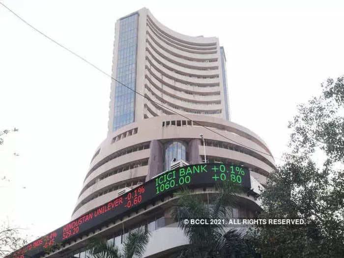 Sensex slips 300 points on profit booking; HDFC, L&T, Infosys' shares slide down