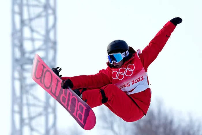 An Olympic snowboarder pulled a dumpling out of her pocket for a mid-competition snack during halfpipe qualifiers