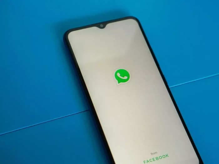 WhatsApp testing redesigned camera, caption view on iOS