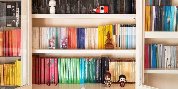 3 clean and simple ways to organize and style your bookshelves