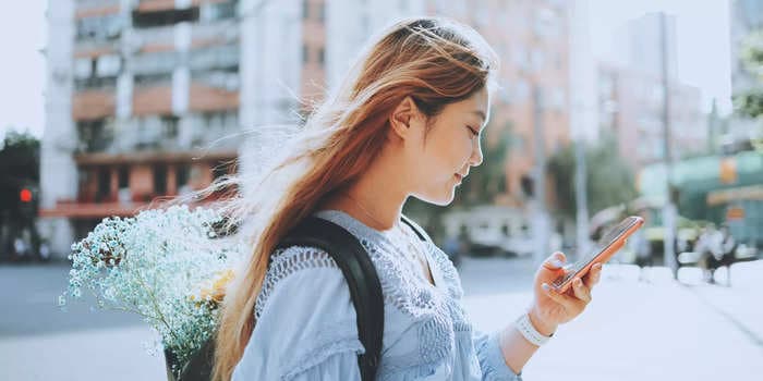 7 of the best ways to start a conversation on a dating app, according to relationship therapists