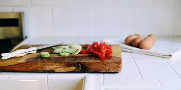 How to remove stains and smells from a wood cutting board and refinish it to look like new again