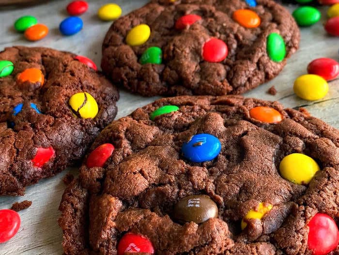 A self-taught baker shares her recipe for 4-ingredient Nutella cookies that bake in 10 minutes