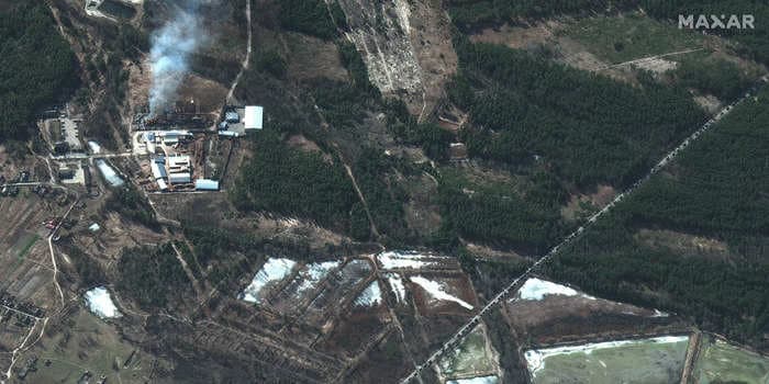 Satellite images show 40-mile-long Russian military convoy north of Kyiv alongside burning buildings