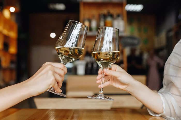 Drinking wine with meals may reduce the risk of type 2 diabetes compared to drinking without food