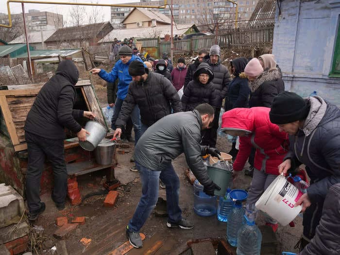 People are attacking each other for food as Russian forces bombard Ukrainian city of Mariupol: Red Cross