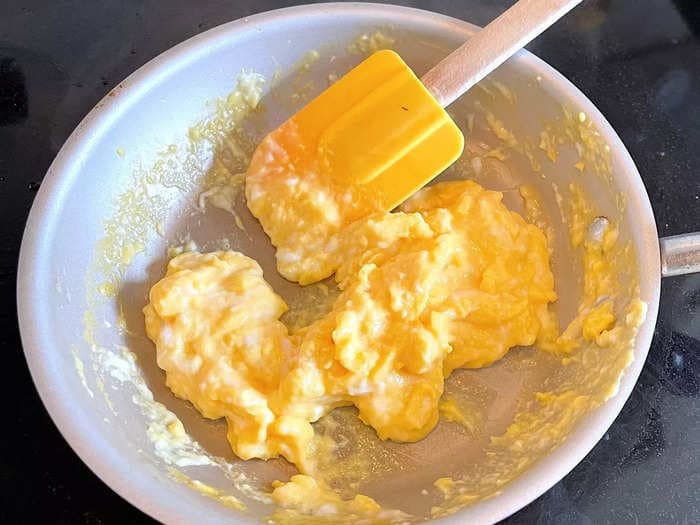 I tried 2 of Martha Stewart's hacks for cooking scrambled eggs and found the best way to make them fluffy