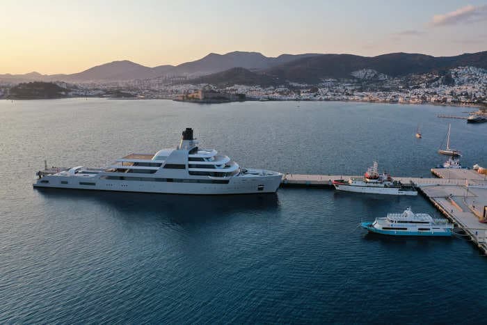 A group of protesters in an inflatable dinghy tried to stop a Russian oligarch's $600 million superyacht from docking in Turkey, a report says