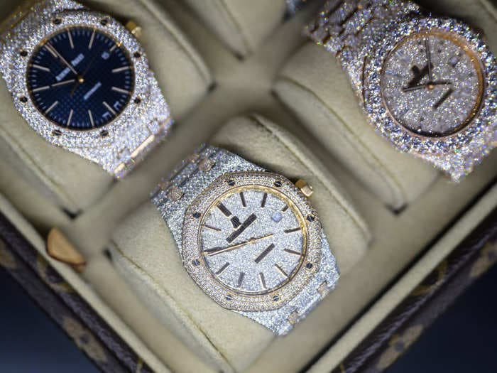 Russian secret-service agents seized millions of dollars' worth of Swiss luxury watches from Audemars Piguet in apparent retaliation against sanctions