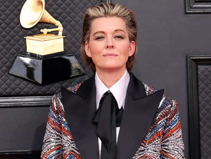Brandi Carlile paid tribute to Elton John at the Grammys with a psychedelic tuxedo that weighed 30 pounds