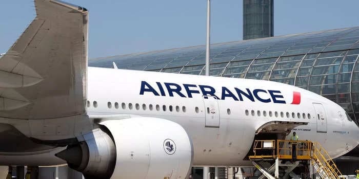 Audio records the alarming moments as an Air France pilot struggles to control his Boeing 777 and has to abort his landing in Paris