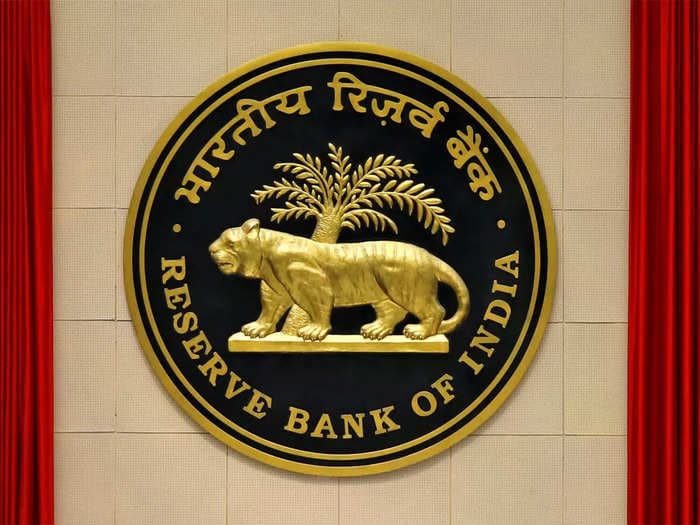 RBI is hiring 294 officers with a starting pay scale of ₹55,000 per month, apply before April 18