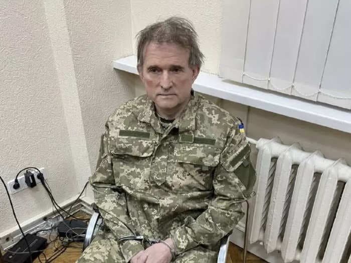 Wife of captured Putin ally Viktor Medvedchuk called on Zelenskyy to release her husband as the Kremlin hung him out to dry