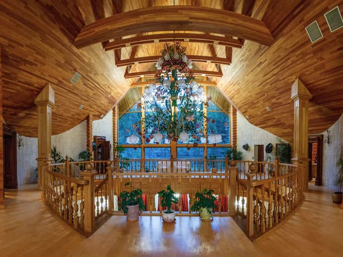 Look inside one of the extravagant country homes of pro-Russian tycoon Viktor Medvedchuk who was captured by Ukrainian forces this week