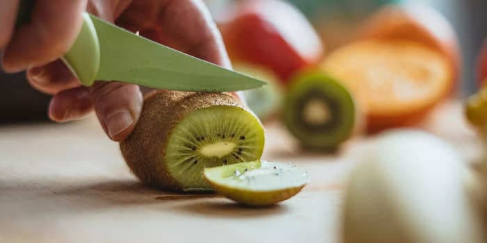 How to cut a kiwi and peel off its fuzzy skin with ease