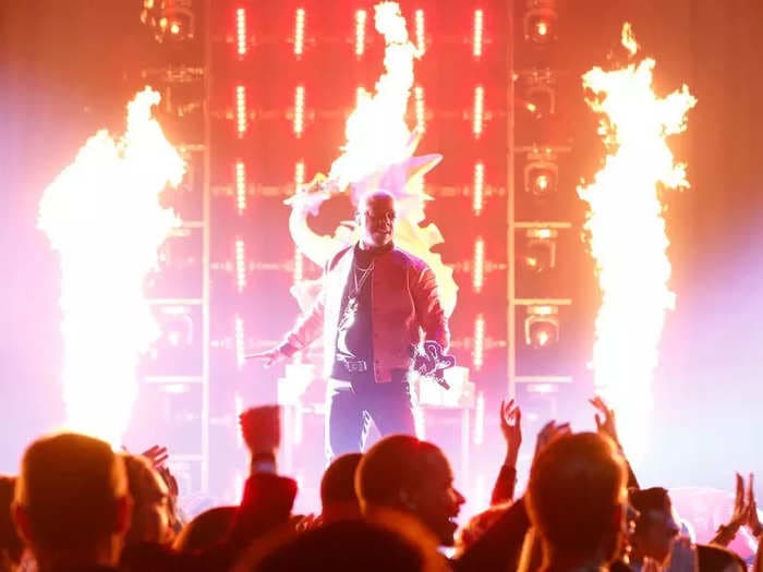 'Thong Song' singer Sisqó performed his new single 'It's Up' while surrounded by fire-breathing dragons, and actual flames, on 'American Song Contest'