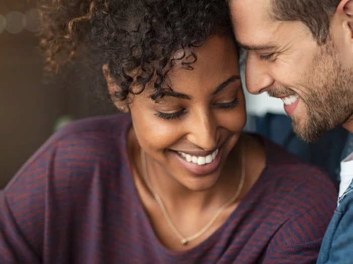 1 type of flirting that works best for attracting a potential partner, according to psychologists