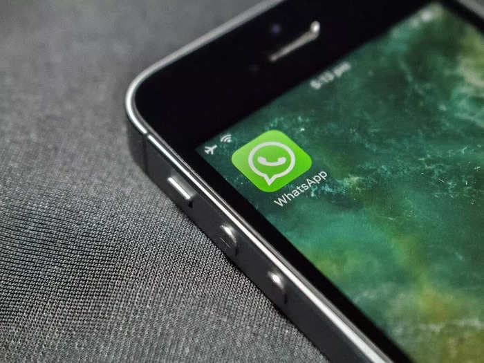 How to forward images on WhatsApp with caption