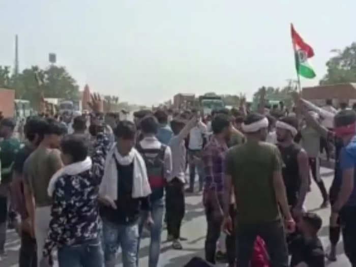 Protest against 'Agnipath' turns violent in MP's Gwalior district