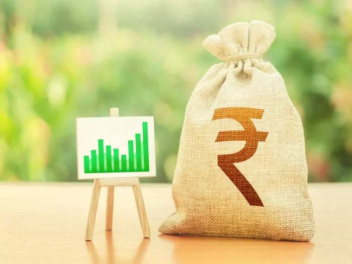 A floating rate fixed deposit can be a good investment, for the next one year