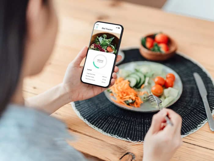 4 signs a diet program is a waste of money, according to a dietitian with Chris Hemsworth's fitness app