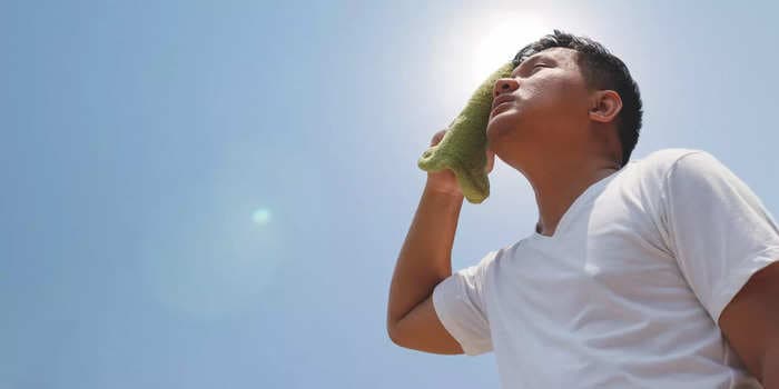 How to recognize early heat stroke symptoms and cool your body down