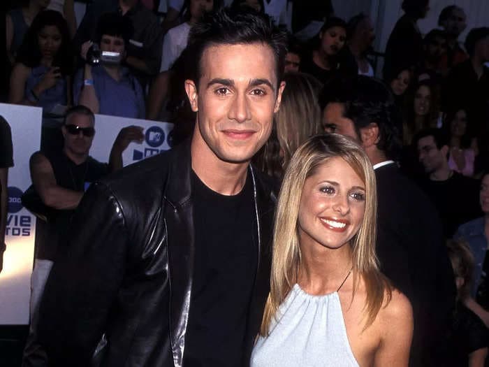 Sarah Michelle Geller says Howard Stern should apologize over bet that her 20-year marriage to Freddie Prinze Jr. wouldn't last