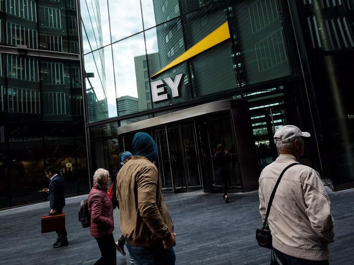 After meeting on Labor Day, Ernst & Young executives are closing in on a plan to split the massive company