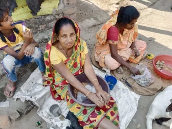 Female beedi rollers from Farakka suffer from TB and 'lower-than-minimum' wages