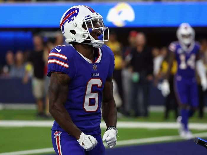 Bills receiver Isaiah McKenzie pulled off an adorable gender reveal for his sister after scoring a touchdown