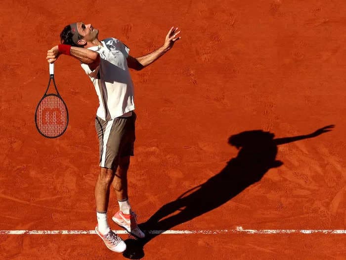 27 gorgeous photos of Roger Federer gracefully playing tennis