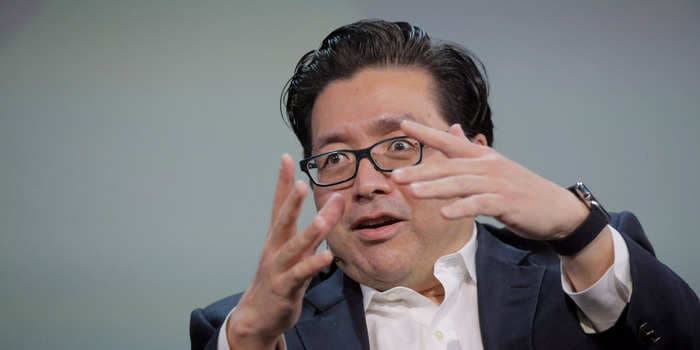 Fundstrat's Tom Lee is sticking with his bullish year-end stock market forecast even as yields soar and equities plunge amid sticky inflation