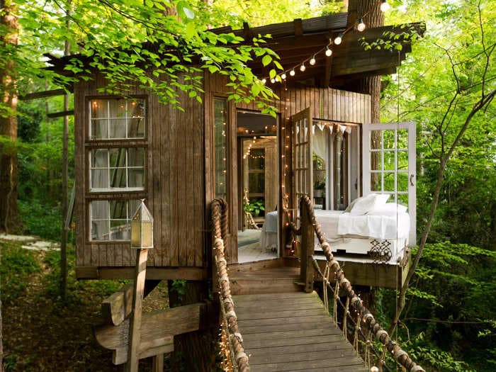 Tour this $389 treehouse Airbnb that sits in a dreamy patch of Atlanta woods and books 2 years in advance