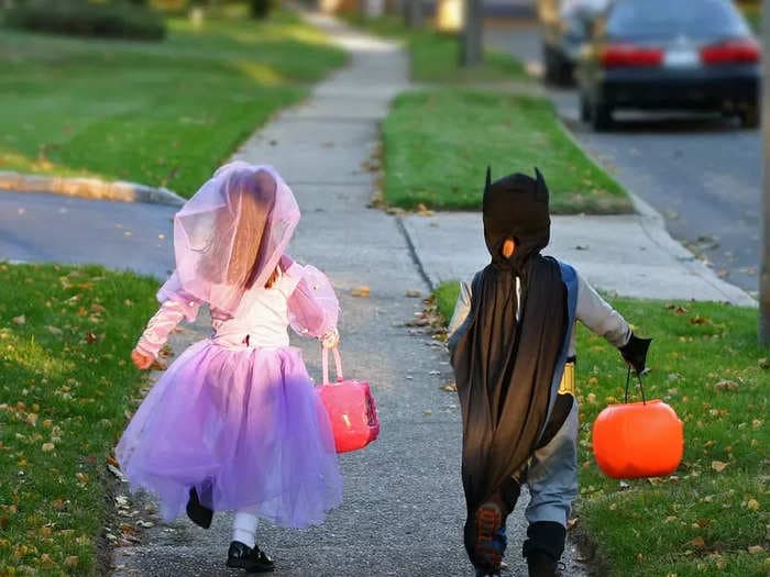 After volunteering at a food bank, I'll never give out candy on Halloween again. Instead, I'm giving trick-or-treaters something better.