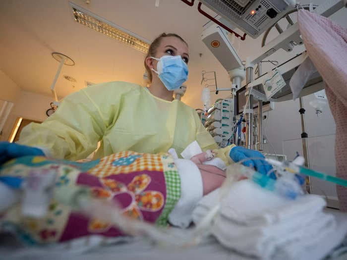 Pediatric hospital beds are filling up as RSV spreads across the US. Here are the symptoms to look out for and who's most at risk of getting seriously ill.