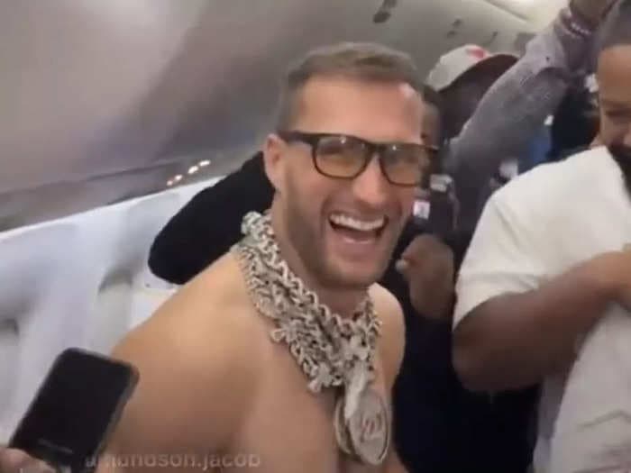 Kirk Cousins celebrated the Vikings' win over his old team by partying shirtless on the plane ride home